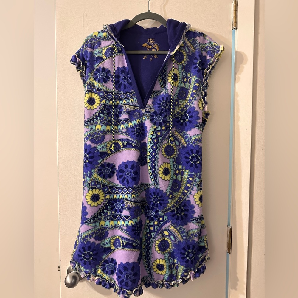 Betsy Johnson Cover Up! Size L, wear over your swimsuit. Has hood and pockets